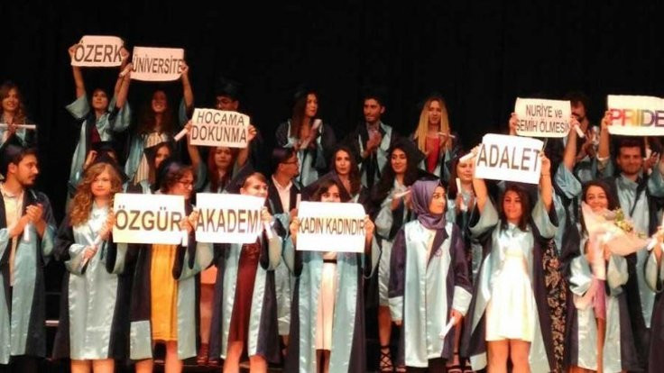 Ege Üniversitesi mezun ettiği öğrencileri kınadı!
