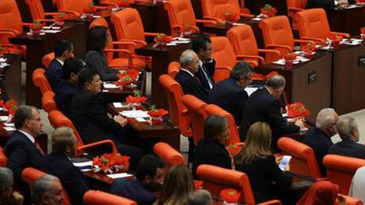 CHP'den Erdoğan'a oturarak karşılama
