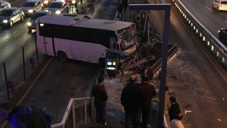 Metrobüs yolunda kaza, trafik felç