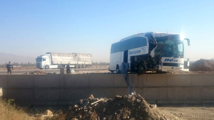 Afyon'da tur otobüsü TIR'la çarpıştı