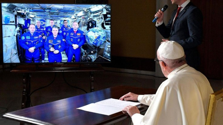 Papa astronotlarla aşkı konuştu