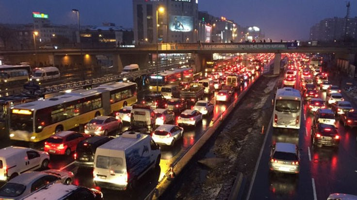 İstanbul'da TIR kazası trafiği kilitledi