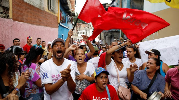 Venezuela'da Chavezciler 'sildi süpürdü'