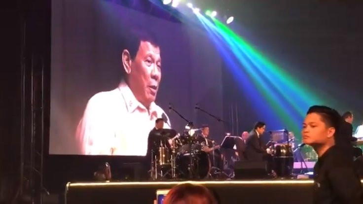 Duterte, Trump için 'aşk şarkısı' söyledi: Kalbimin yarısısın
