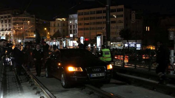 Karaköy'de otomobil tramvay yoluna girdi