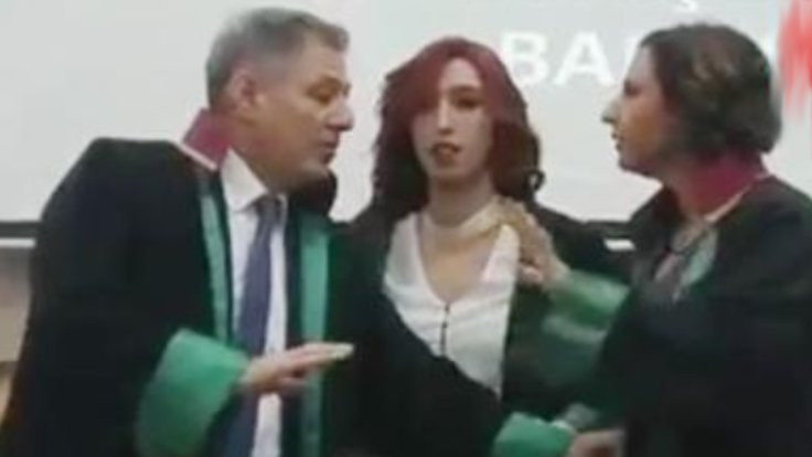 Baro başkanı elini sıkmayan kadın avukatı konuşturmadı