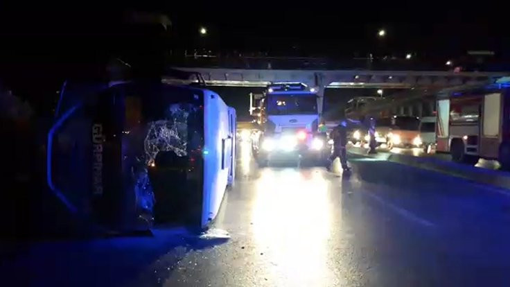 İstanbul'da midibüs devrildi: 6 yaralı