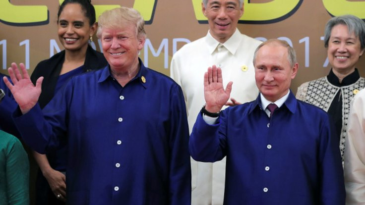 Trump ve Putin, Vietnam kıyafeti giyip yan yana poz verdi