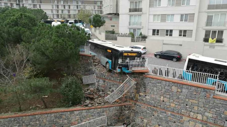 Ümraniye'de halk otobüsü, okulun duvarını yıktı