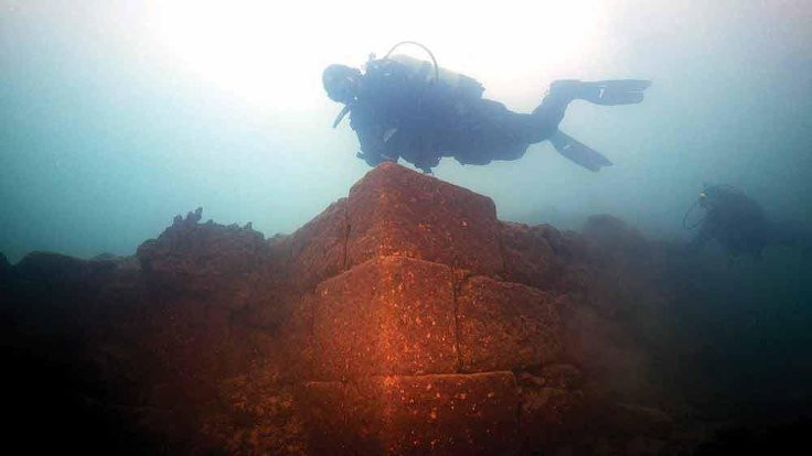 Van Gölü'nde 3 bin yıllık kale bulundu
