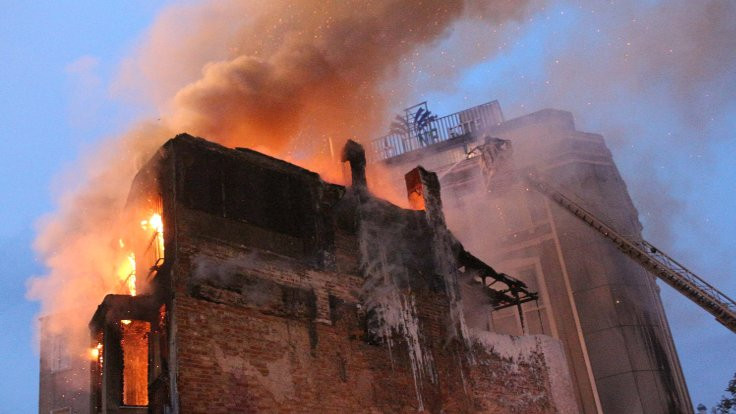 Beyoğlu'nda 3 katlı bina yandı