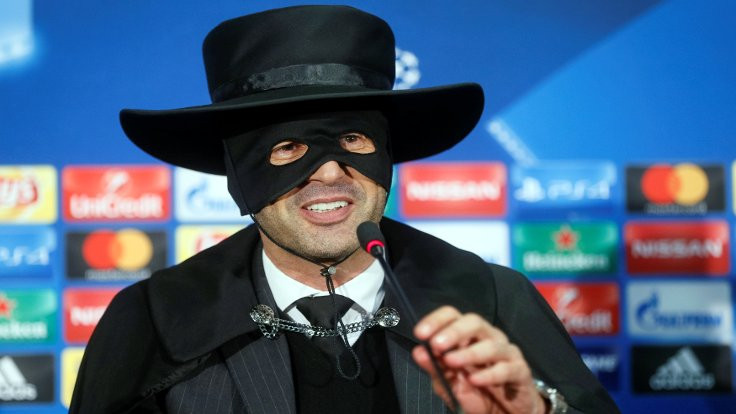 Shaktar teknik direktörü Zorro kıyafetiyle basın toplantısına çıktı!