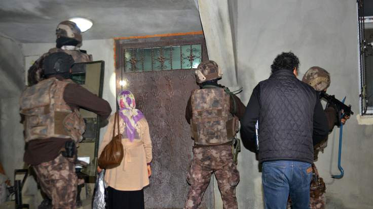 Adana'da 12 kişi gözaltına alındı
