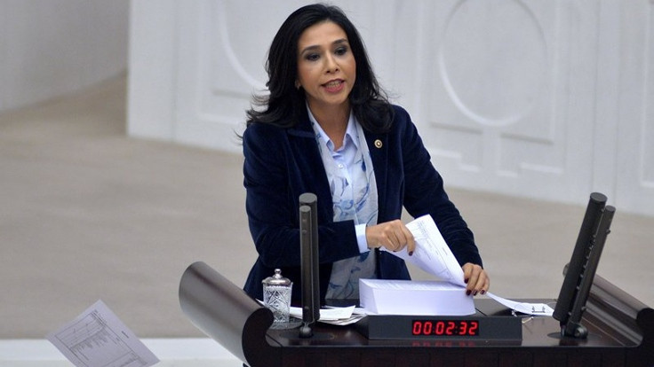 CHP milletvekili Gülay Yedekci, 2018 bütçesini yırttı