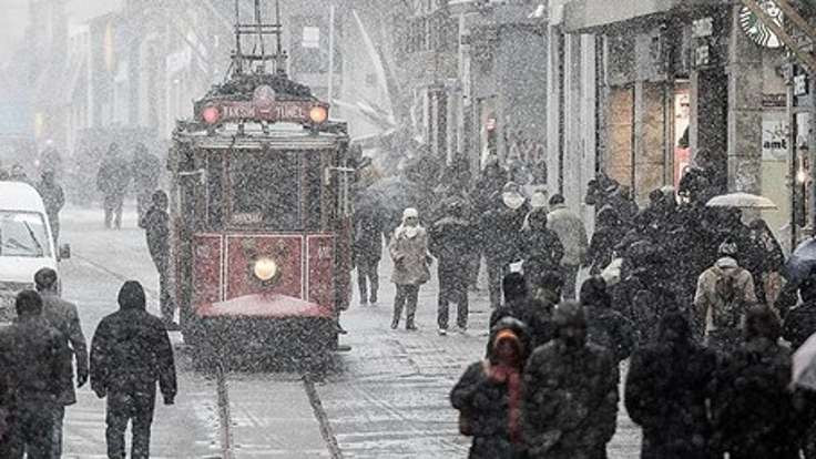 Sıcaklıklar düşüyor, bu gece İstanbul'a kar geliyor
