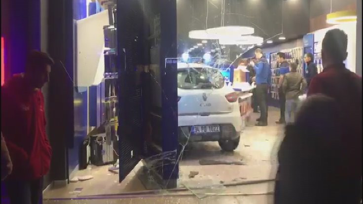 Maltepe'de araç dükkana girdi: 2 kişi yaralandı