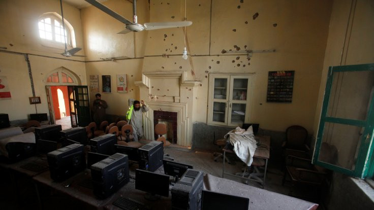 Taliban Pakistan'da okula saldırdı