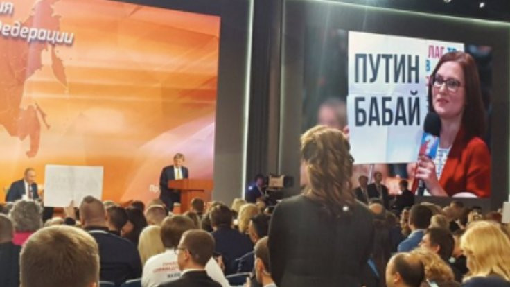 Toplantıda Putin'i güldüren pankart!