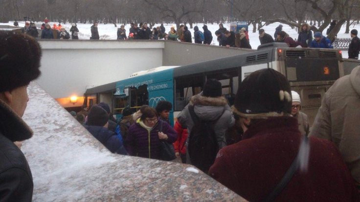 Moskova'da otobüs yaya geçidine girdi