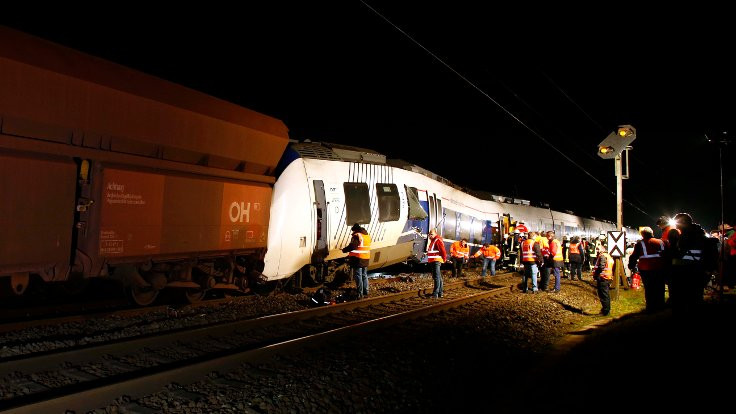 Almanya'da yolcu treni ile yük treni çarpıştı