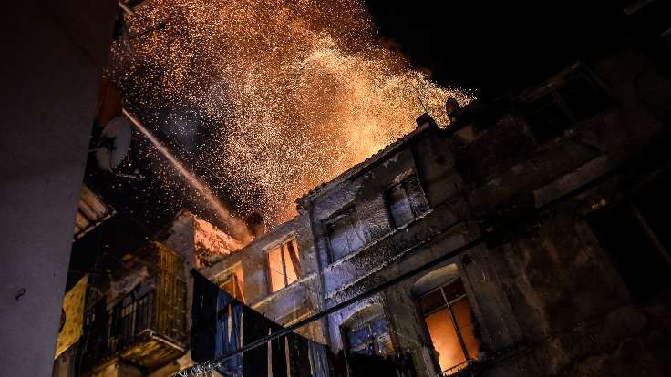 Beyoğlu'nda 3 katlı binada yangın