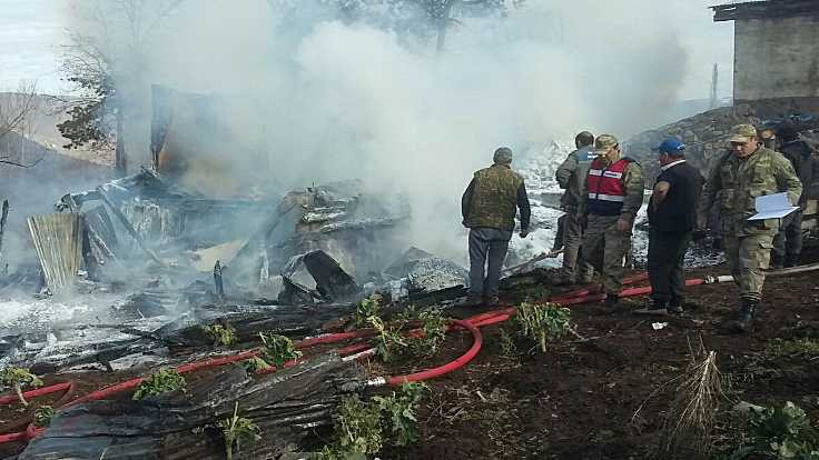 Köydeki yangında 3 çocuk öldü