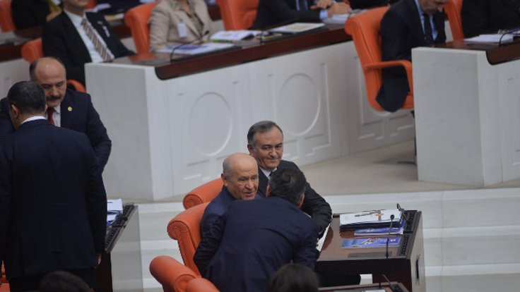 HDP, Kılıçdaroğlu'nu alkışladı, Bahçeli'yle tokalaştı
