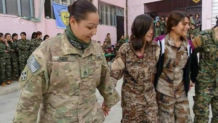 ABD askeri YPG'lilerle halayda
