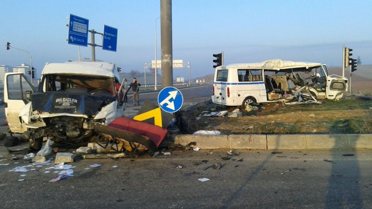 Bursa'da iki servis aracı çarpıştı: 3 ölü