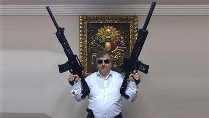AK Partili ilçe başkanı uzun namlulu silahlarla poz verdi