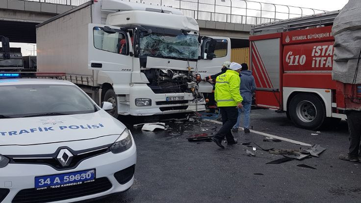 Hadımköy'de kaza: Trafik durdu