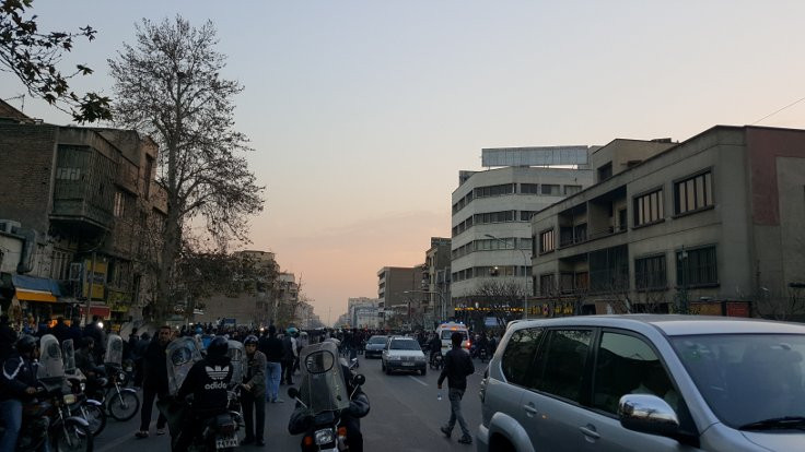 İran'da bir sopanın ucundaki başörtüsü