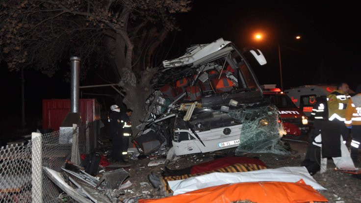 Tur otobüsü kazası: 13 ölü, 42 yaralı