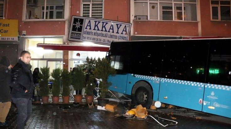 Ataşehir'de özel halk otobüsü kaza yaptı: 6 yaralı