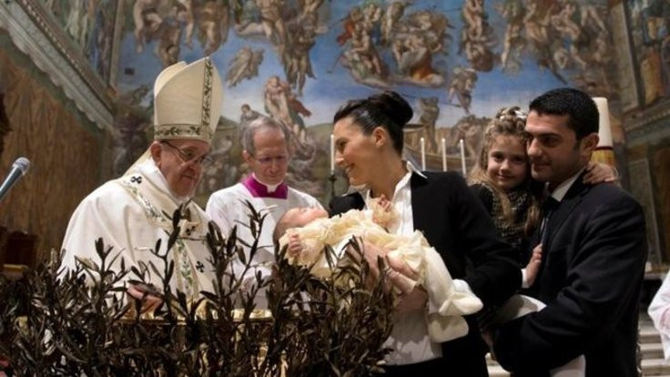 Papa'dan kadınlara çağrı: Bebeklerinizi kilisede emzirebilirsiniz!