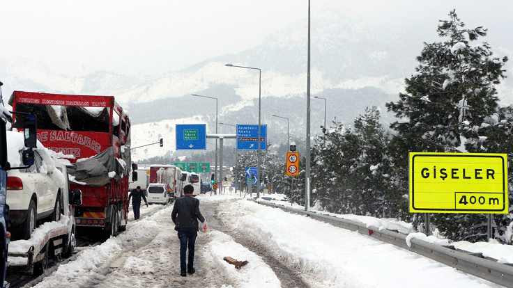 Kar Adana'da yol kapattı