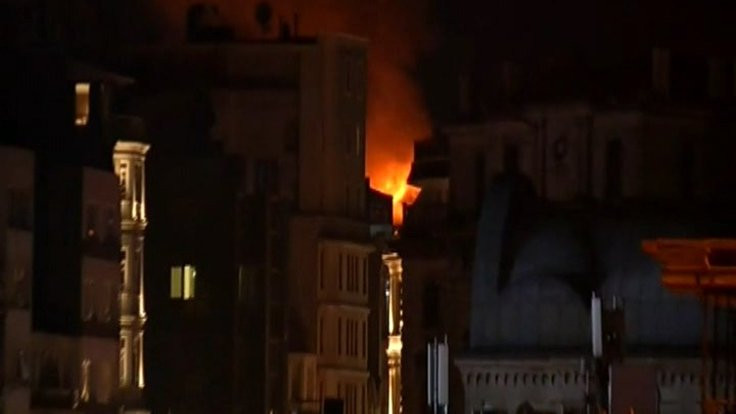 Taksim'de çatı yangını