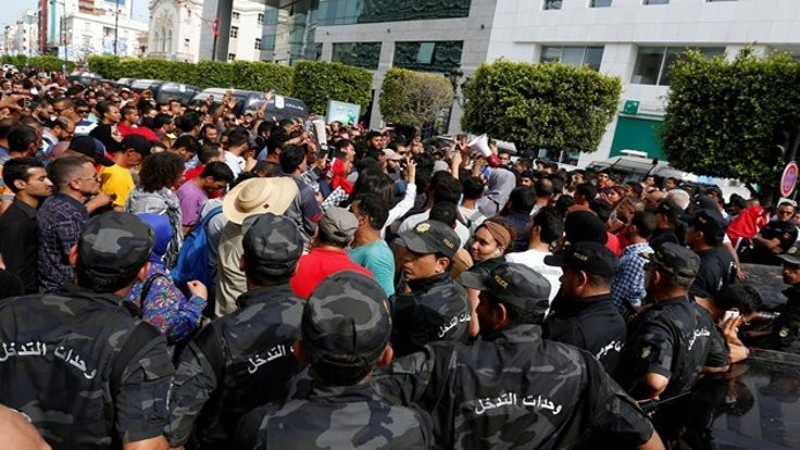 Tunus'ta 'bütçe' eylemleri: 1 kişi yaşamını yitirdi