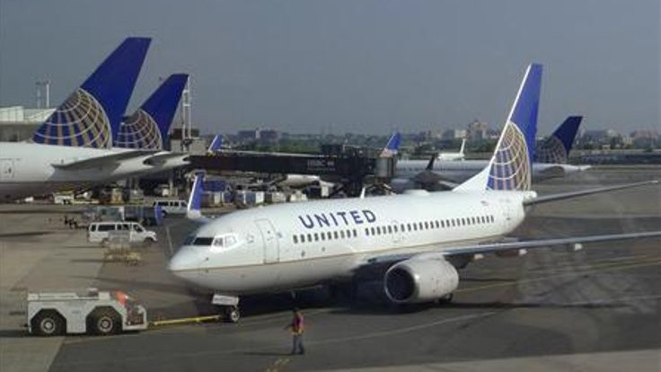 United Airlines yolcunun dışkısı yüzünden iniş yaptı
