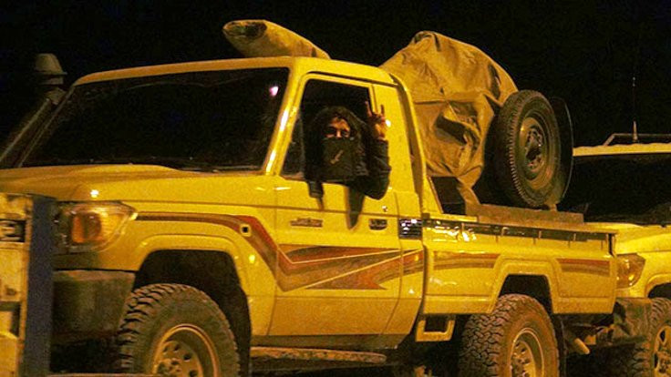 ÖSO birliklerini taşıyan araçlar sınırı geçiyor