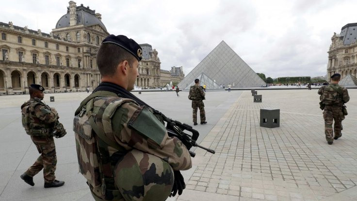 Fransa'da zorunlu askerliğe doğru