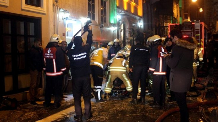 Beyoğlu'nda 7 katlı otel yandı: 3'ü ağır, 6 yaralı