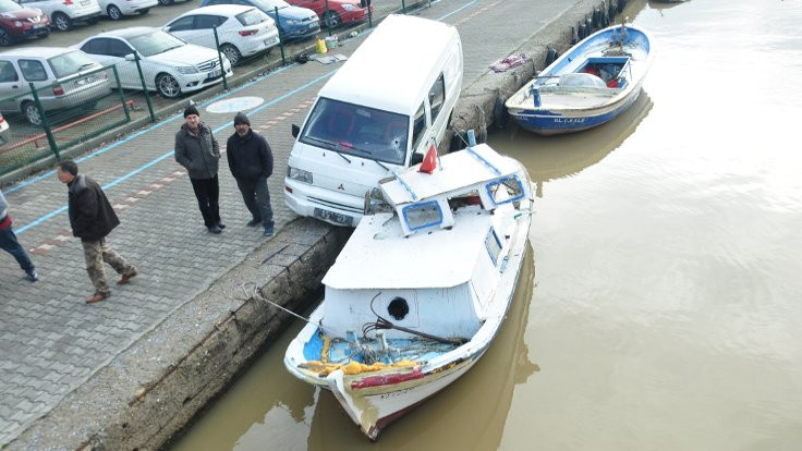 Çanakkale'de, minibüs tekneye çarptı