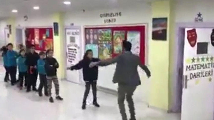 Diyarbakır'da öğrencileri ile tek tek dans eden öğretmen
