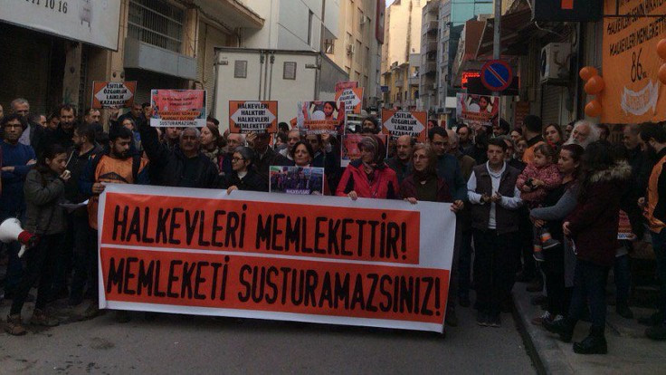 Halkevleri üyelerinin gözaltına alınması İzmir'de protesto edildi