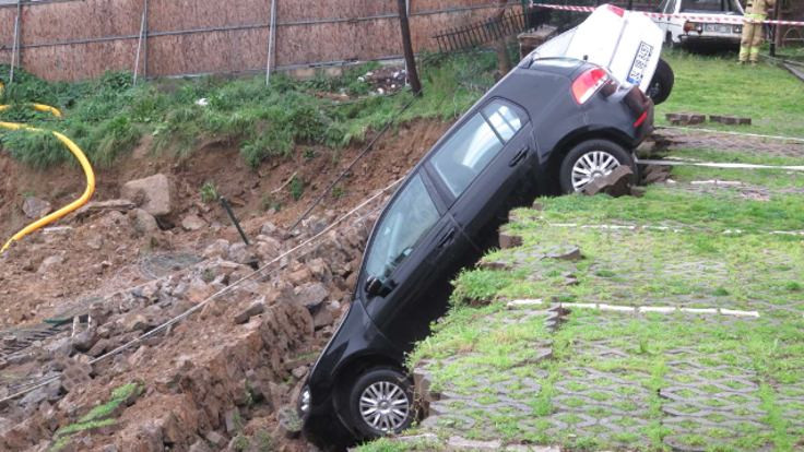 Kadıköy'de toprak kaydı: Arabalara ip bağlandı