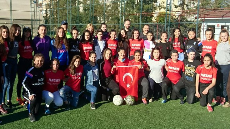 Kavga eden kadın futbolcular barıştı