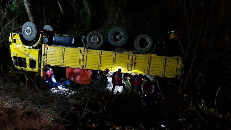 Orman işçilerini taşıyan kamyon kaza yaptı