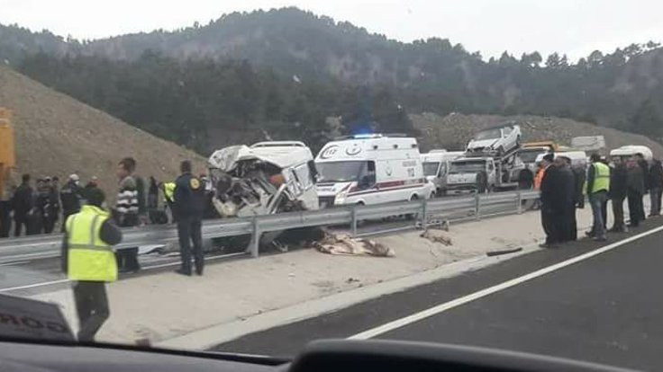 Minibüs kamyona çarptı: En az 8 ölü var