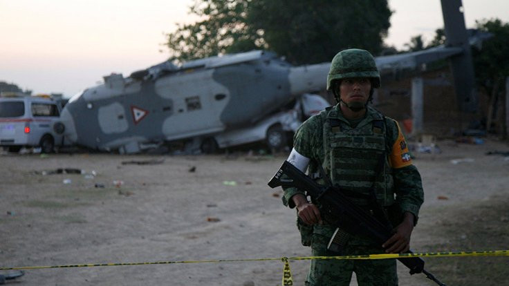 Meksika'da bakanı taşıyan askeri helikopter düştü: 13 ölü